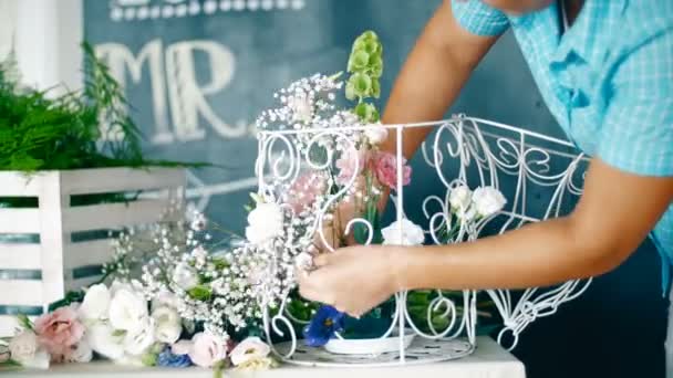 Mãos florista feminino compõem a composição de flores — Vídeo de Stock