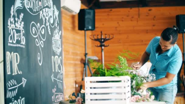일하는 플로 리스트: 여러 꽃으로 만든 현대식 꽃다발을 만드는 여자 — 비디오