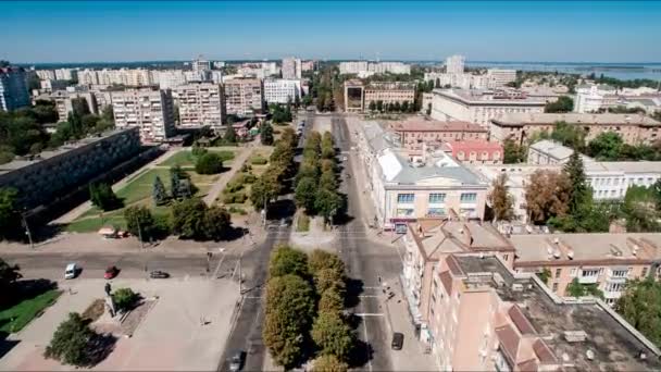 Timelapse: air photography of the city - cars on the road — стоковое видео