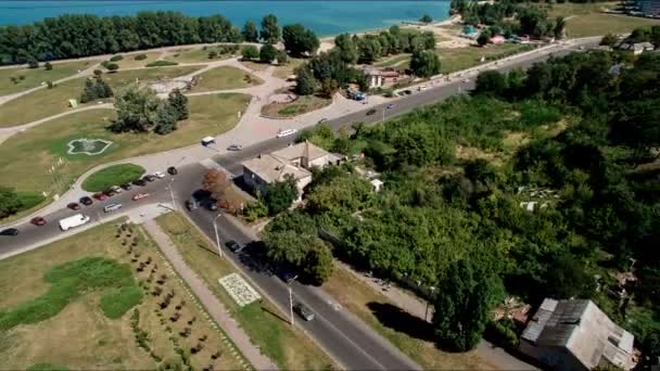 Timelapse: аерофотозйомка міста - автомобілі на дорозі — стокове відео