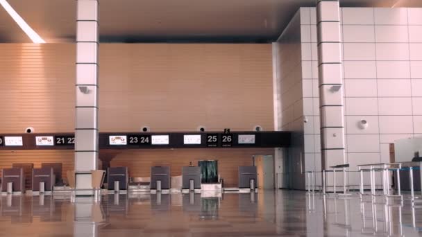 빈 공항의 체크인 카운터를 닫았습니다. 코로나 바이러스가 유행하는 동안 공항이 봉쇄되다. — 비디오