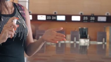 el antiseptiği. Yakın plan. Havaalanında el antiseptiği. Coronavirus salgını sırasında ya da tecrit sırasında boş havaalanındaki kayıt gişelerinin geçmişi.