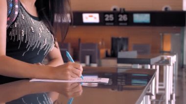 Tıbbi anket. Yakın plan. Kadın havaalanında evrakları dolduruyor. Coronavirüs salgınından sonra yeni kurallar ve kısıtlamalar. Uçuşların devamı, açık sınırlar