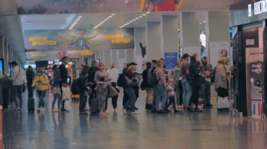 BORISPOL, UKRAINE, 30 EKİM 2020: Havaalanı. Uçak geldi. Bir sürü insan, yolcular pasaport kontrolü için kuyruğa giriyor. Koronavirüs salgını sırasında maskeli kip.