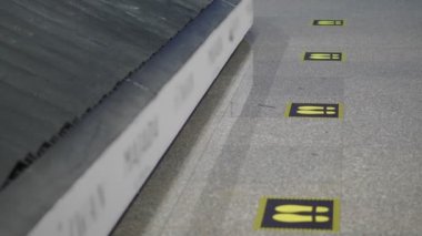 Ayak izleri. Sosyal mesafeler. Koronavirüs salgını sırasında insanlar arasındaki sosyal mesafeyi korumak için yerde sarı izler var. Yakın plan. Havaalanında. Covid-19 için yeni kısıtlayıcı tedbirler