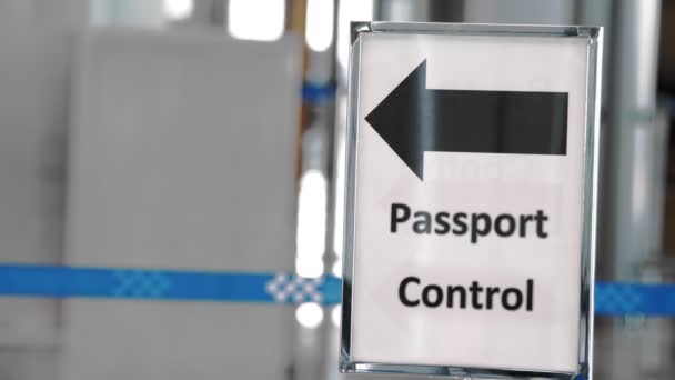 Panneau aéroport. contrôle des passeports. panneau indicateur à l'aéroport. — Video