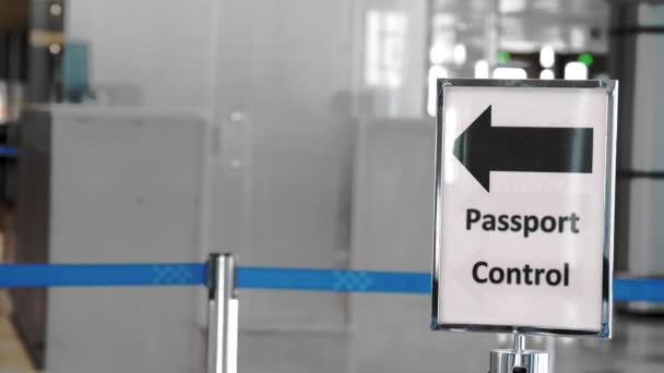 Letištní značka. pasová kontrola. ukazatel na letišti. — Stock video