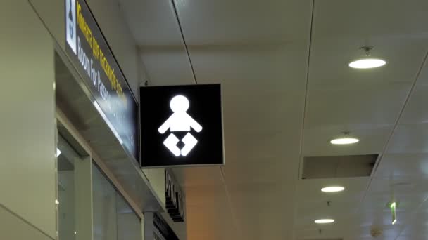 Wijzer. ruimte voor passagiers met kinderen. wegwijzer op de luchthaven. baby in een luier pictogram op pointer board in openbare plaats. — Stockvideo