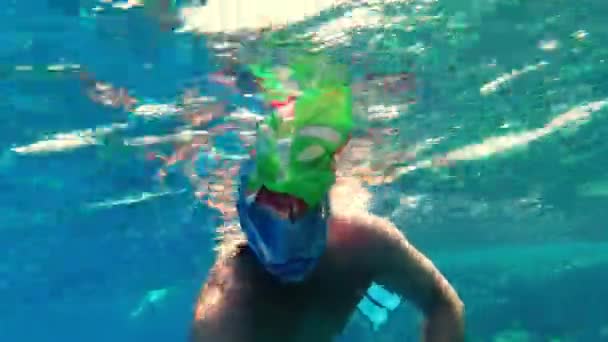 Garbage collection in the sea or ocean. man, wearing a snorkeling mask, swims and collects trash thrown in water. close-up. sea, ocean pollution. environment protection, — Stock Video