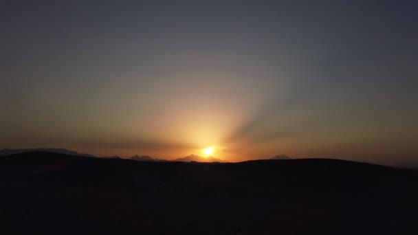 Wunderschöner Sonnenuntergang in der Wüste vor dem Hintergrund der Berge. — Stockvideo