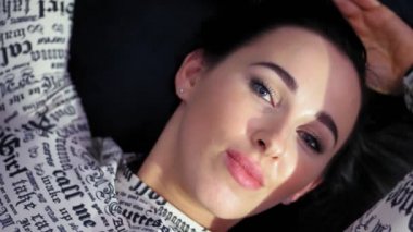 Seksi esmer. Portre, yakın plan. Çok seksi, seksi, uzun esmer saçlı genç bir kadın. İç çamaşırlarıyla poz veren güzel bir kadın. .