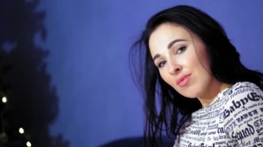 Seksi esmer. Portre, yakın plan. Çok seksi, seksi, uzun esmer saçlı genç bir kadın. İç çamaşırlarıyla poz veren güzel bir kadın. .