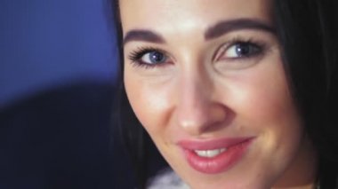 Seksi esmer. Portre, yakın plan. Çok seksi, seksi, uzun esmer saçlı genç bir kadın. İç çamaşırlarıyla poz veren güzel bir kadın. .