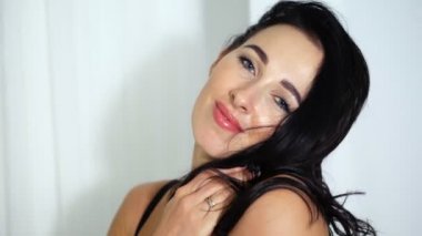 Seksi esmer. Portre, yakın plan. Çok seksi, seksi, uzun esmer saçlı genç bir kadın. İç çamaşırlarıyla poz veren güzel bir kadın. .