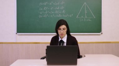 Çevrimiçi eğitim, e-öğrenme. Bayan öğretmen online ders veriyor, uzaktan, dizüstü bilgisayar kullanarak. Okul sınıfından öğrenciler için canlı yayın. Uzaktan eğitim, koronavirüs kilitlenmesi sırasında öğrenme