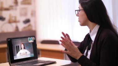 Çevrimiçi eğitim, e-öğrenme. Bayan öğretmen online ders veriyor, uzaktan, dizüstü bilgisayar kullanarak. Okul öğrencileri için canlı yayın. Uzaktan eğitim, koronavirüs kilitlenmesi sırasında öğrenme. çevrim