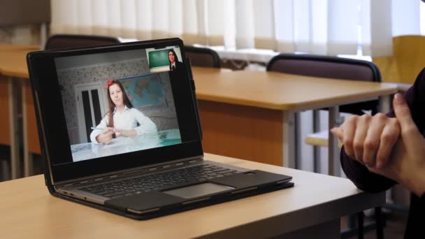 Çevrimiçi eğitim, e-öğrenme. Laptop ekranına yakın çekim. Öğretmen çevrimiçi ders veriyor, uzaktan. Okul öğrencileri için canlı yayın. Uzaktan eğitim, koronavirüs kilitlenmesi sırasında öğrenme — Stok video