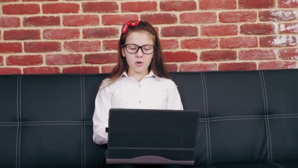 Videollamada en línea con el profesor. aprendizaje a distancia. colegiala está teniendo lección en línea, videollamada, conversación con el profesor, el uso de la computadora portátil. estudiar en línea en casa. — Vídeo de stock