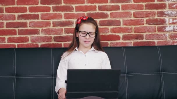 Online videohívás a tanárral. távoktatás. Az iskoláslány online leckét tart, videóhívást, beszélgetést a tanárral, laptopot használ. online tanulás otthon. — Stock videók