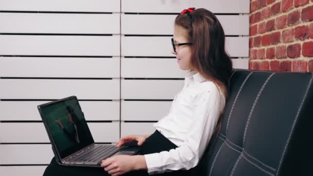 Online videogesprek met de leraar. afstandsonderwijs. schoolmeisje heeft online les, videogesprek, gesprek met de leraar, met behulp van laptop. thuis online studeren. — Stockvideo