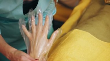 Kozmetoloji, el bakımı prosedürü. Parafin terapisi. Yaşlanma karşıtı prosedür.