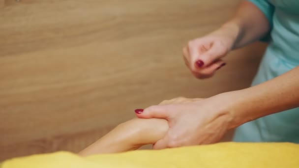 Cosmetología, procedimiento de cuidado de las manos. masaje de manos. terapia con parafina. procedimiento antienvejecimiento. — Vídeos de Stock