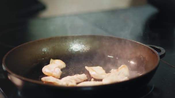 Matlagning. närbild. Köttbitarna steks i en kastrull. matlagning — Stockvideo
