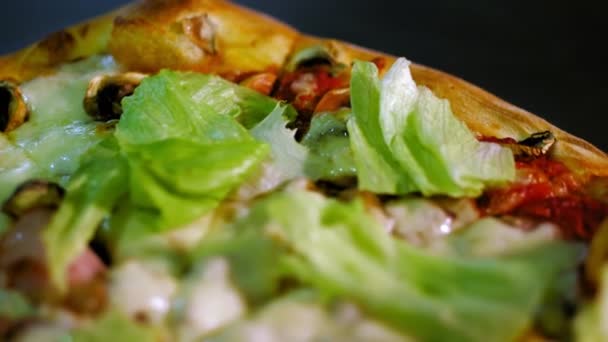 Kochkunst. Pizza machen. Nahaufnahme. Lecker, saftig, frisch zubereitet, heiße Pizza mit Salatblättern, Kräutern obendrauf. Prozess des Kochens italienischer Pizza . — Stockvideo