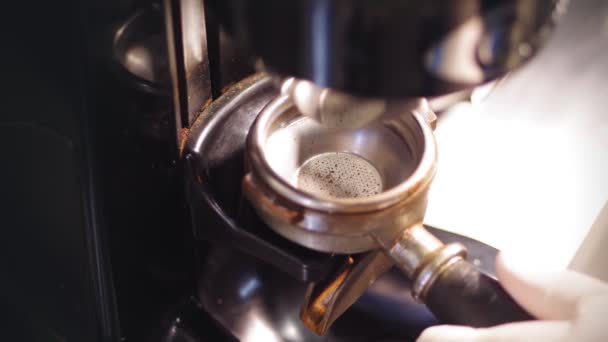 Професійне пивоваріння кави. Крупним планом. сервіс кавоварки наливає свіжомелену каву в спеціальну тару для приготування кави . — стокове відео