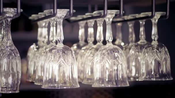 Vasos limpios en el bar. diferentes tipos de vasos y tazas utilizados por los camareros profesionales para hacer bebidas y cócteles sofisticados. Primer plano. bar, restaurante o discoteca. — Vídeos de Stock