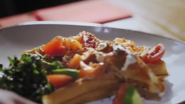 Restoran yemeği. Yakın plan, garson yemeği servis eder, müşteriye sipariş verir, ziyaretçiye. sanat restoranda hizmet veriyor..