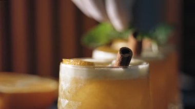 Barmen kokteyl yapar. Yakın plan. Barmen kokteyllerin üstüne nane şekeri serpmiş. sanat restoranda hizmet veriyor..