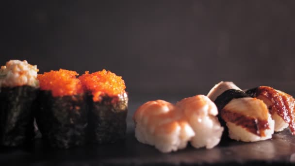 Hagyományos japán étel. Közelkép. Frissen főtt, különböző sushi tekercsek. Ázsiai japán élelmiszer ínyenc választék. — Stock videók