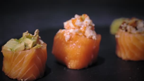 Tradycyjne japońskie jedzenie. zbliżenie. Świeżo ugotowane, różne bułki sushi. Azjatycki japoński żywności smakosz asortyment. — Wideo stockowe