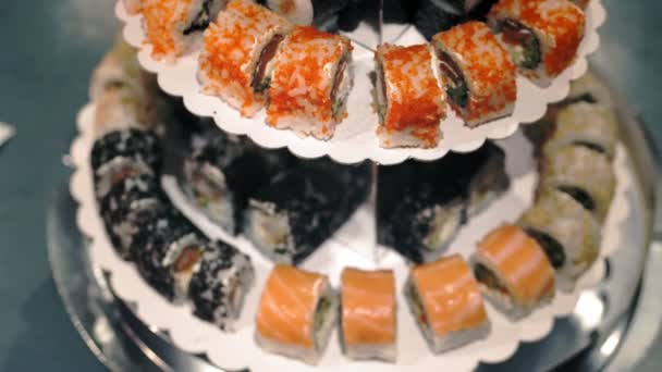 Традиционная японская кухня. крупным планом. свежеприготовленные, различные суши-роллы. Азиатский ассортимент японских деликатесов. — стоковое видео