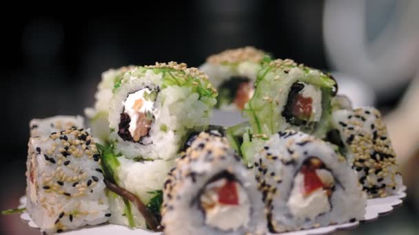 Tradycyjne japońskie jedzenie. zbliżenie. Świeżo ugotowane, różne bułki sushi. Azjatycki japoński żywności smakosz asortyment. — Wideo stockowe