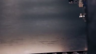 Metal levha için lazer kesme makinesi. Yakın plan. CNC fiber lazerli modern makine metal levha kesiyor. Kesme işlemi sırasında lazer ışınından parlak kıvılcımlar uçuşuyor