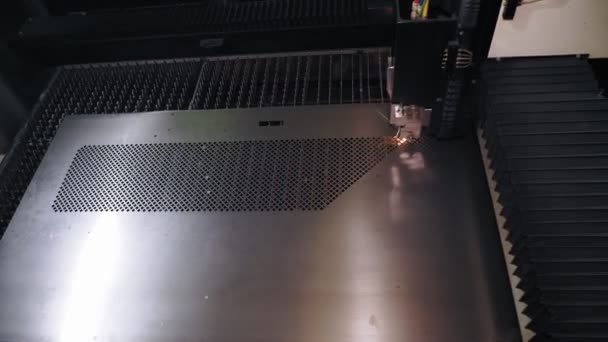 Metal levha için lazer kesme makinesi. Üst Manzara. CNC fiber lazerli modern makine metal levha üzerindeki desenleri kesiyor. Kesme işlemi sırasında lazer ışınından parlak kıvılcımlar uçuşuyor — Stok video