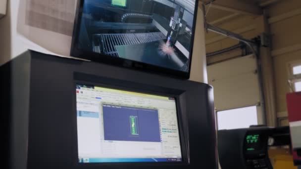 Lasersnijmachine voor plaatwerk. close-up. met behulp van computer, monitoren, operator engineer controles werken van hoge precisie en automatische cnc metalen plaat laser snijmachine. — Stockvideo