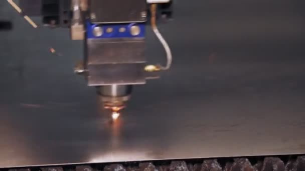 Metal levha için lazer kesme makinesi. Yakın plan. CNC fiber lazerli modern makine metal levha kesiyor. Kesme işlemi sırasında lazer ışınından parlak kıvılcımlar uçuşuyor — Stok video