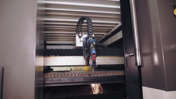 Máquina de corte por láser para chapa. máquina moderna con láser de fibra CNC está cortando placa de chapa metálica. chispas de combustión brillante vuelan desde el rayo láser durante el proceso de corte — Vídeos de Stock