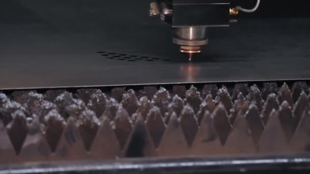 Лазерна ріжуча машина для листового металу. крупним планом. сучасна машина з лазером з ЧПУ це різання візерунків на листовій металевій пластині. яскраві горіння іскри літати від лазерного променя під час процесу різання — стокове відео