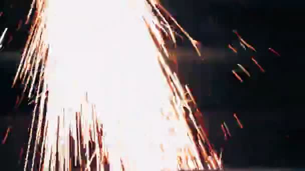 Лазерна ріжуча машина для листового металу. крупним планом. яскраві горіння іскри літають від лазерного променя під час процесу різання. сучасна машина з лазером з ЧПУ це різання листової металевої пластини . — стокове відео