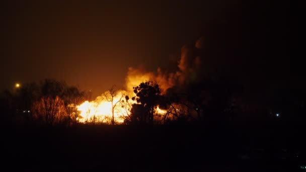 Desastre de fuego. vista nocturna, edificio en llamas con horribles llamas naranjas y humo negro. Casa en llamas completamente envuelta en llamas. Accidente de incendio tragedia en la ciudad. — Vídeo de stock