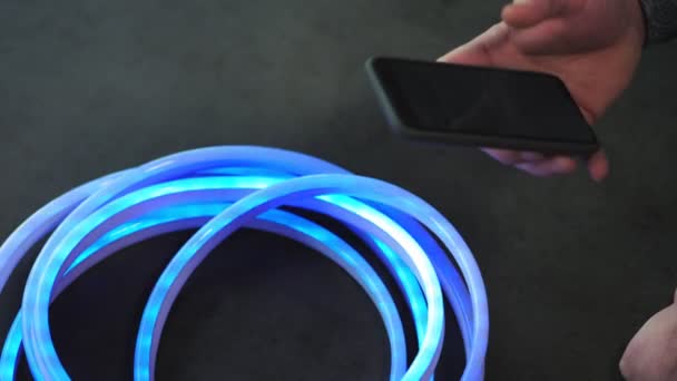 Bande led. Gros plan. ruban néon, lampe. Contrôler l'appareil d'éclairage avec une application dans le smartphone. dynamique, mode de changement de couleur de bande menée par RGBW. Nouvelle technologie d'éclairage, économie d'énergie. Boutique d'éclairage — Video