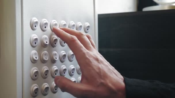 Schalter. Panel mit vielen Knöpfen. Nahaufnahme. ein Mann schaltet sich ein, schaltet die Schalter aus. — Stockvideo