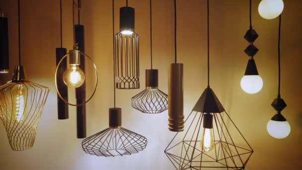 Lampadari in serbo. assortimento di illuminatori per interni. Molti tipi e forme diverse di lampade, lampadari in showroom negozio. luce decorazione d'interni. — Video Stock