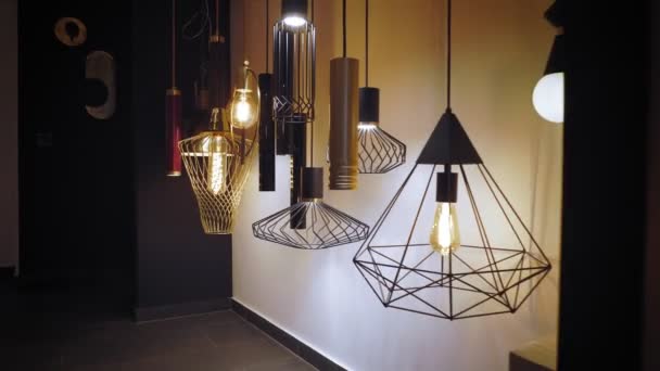 Kroonluchters in petto. assortiment verlichtingstoestellen voor interieur. Veel verschillende soorten en vormen lampen, kroonluchters in de showroom. lichte interieur decoratie. — Stockvideo