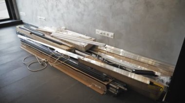 Dik başlı floresan lambaları bir depodaki kutuların içinde duruyor. Beyaz floresan ampuller, tüpler..