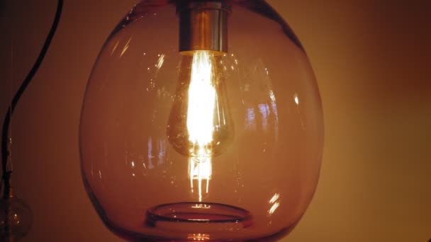 Aan, uit de lamp, kroonluchter. close-up. bol met Edison gloeidraad. gloeilamp. de vintage gloeilamp met Edison gloeidraad gaat uit en aan. — Stockvideo